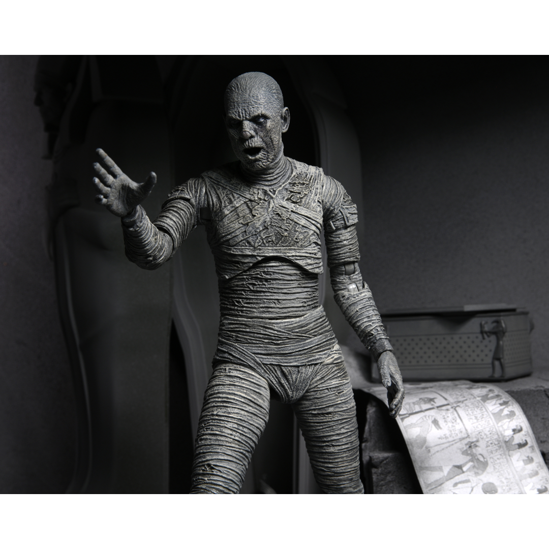 Universal Monsters Ultimate Mummy (Black & White) Figure